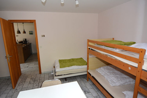 Schlafzimmer mit drei Betten (ein Stockbett, ein Einzelbett)