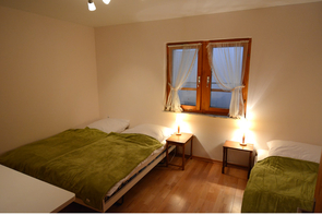 Schlafzimmer mit drei Einzelbetten